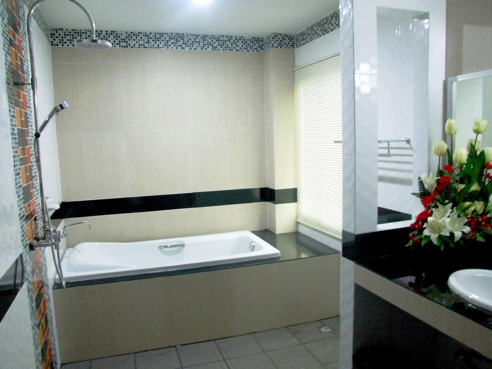 Hotel Ruan Rim Nam Roi Et Exterior foto